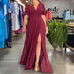 Einfarbiges Kleid mit V-Ausschnitt und Schlitz an der Taille