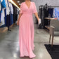 Einfarbiges Kleid mit V-Ausschnitt und Schlitz an der Taille
