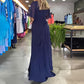 Einfarbiges Kleid mit V-Ausschnitt und Schlitz an der Taille