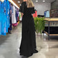 Einfarbiges Kleid mit V-Ausschnitt und Schlitz an der Taille