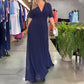 Einfarbiges Kleid mit V-Ausschnitt und Schlitz an der Taille
